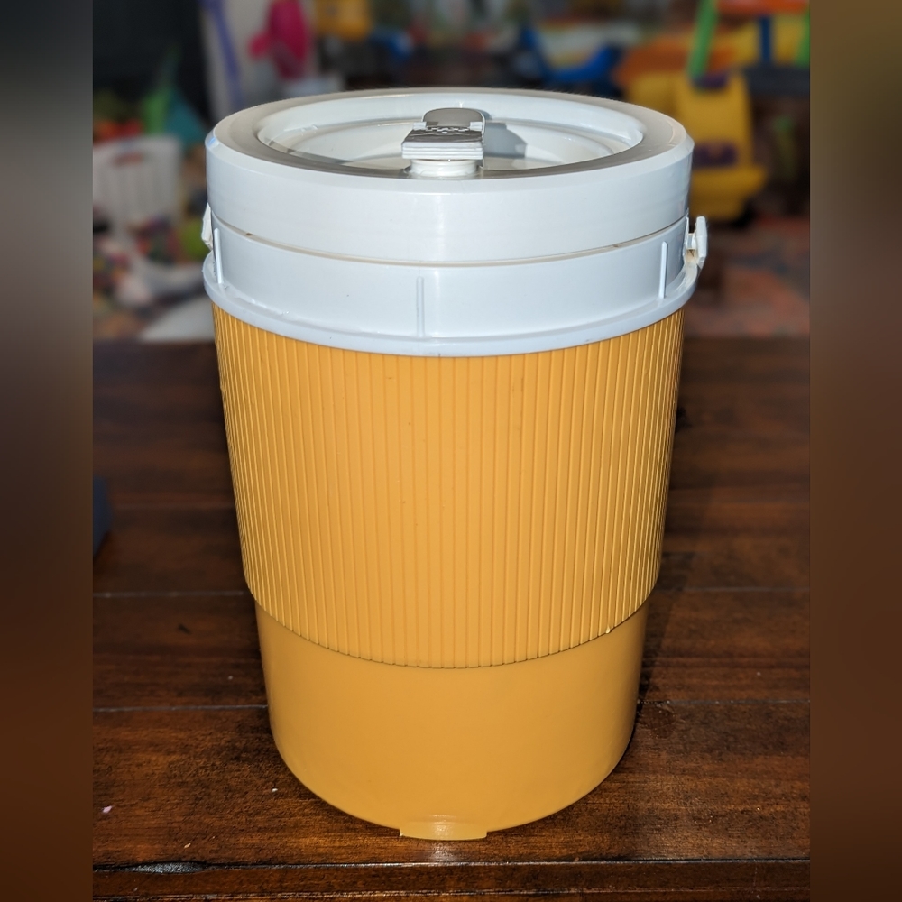 Bee Plastics Vintage Made in USA Thermos Water Jug Mustard Yellow EUC!